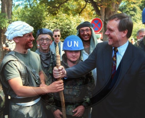Volker Ruehe besucht UN-Truppen