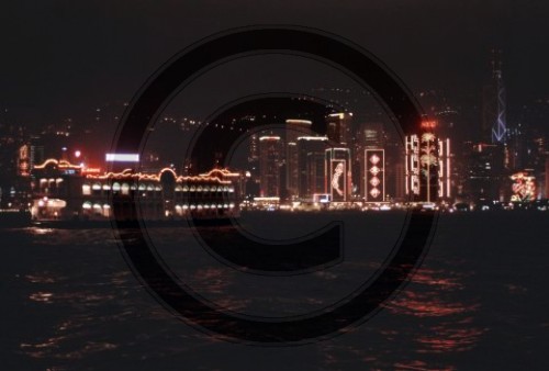 Skyline von Kong Kong bei Nacht