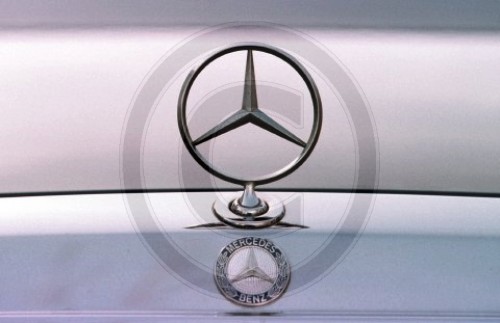 Mercedesstern und -emblem