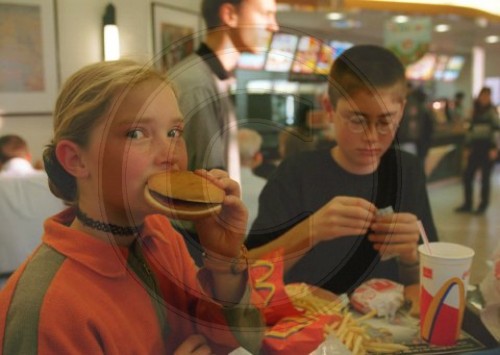 Kinder beim Essen von fast food