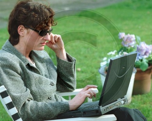 Frau mit Laptop