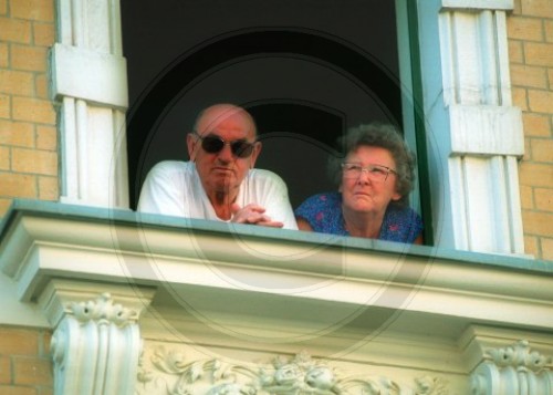 Rentnerpaar im Fenster