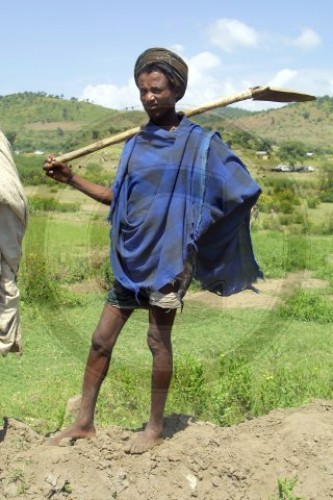 Ein aethiopischer Bauer vor seinen Feldern