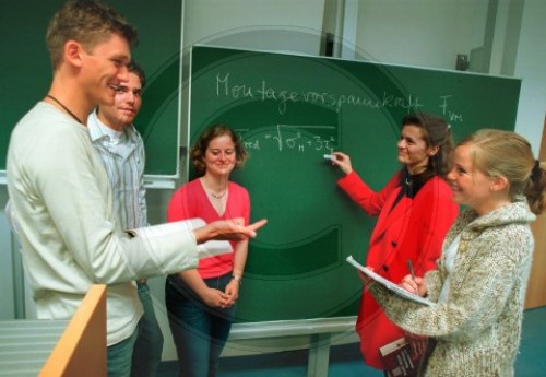 Professorin mit Studenten