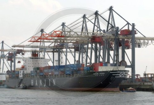 Ein Containerschiff wird im Hafen von Hamburg geloescht