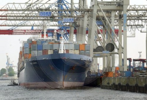 Ein Containerschiff wird im Hafen von Hamburg geloescht