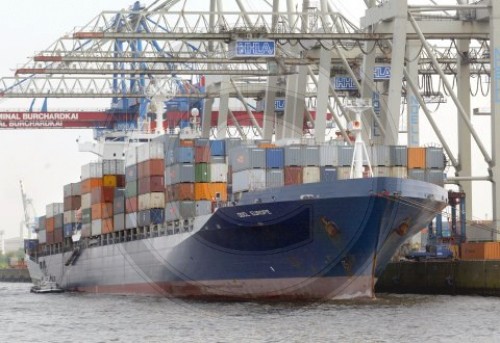 Ein Containerschiff wird im Hafen von Hamburg geloescht