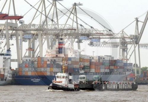 Ein Containerschiff wird im Hafen von Hamburg geloescht