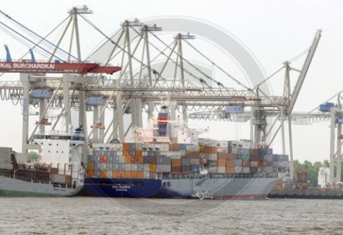 Ein Containerschiff wird im Hafen von Hamburg geloescht