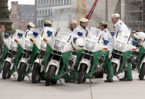 Polizei vor dem Reichstag