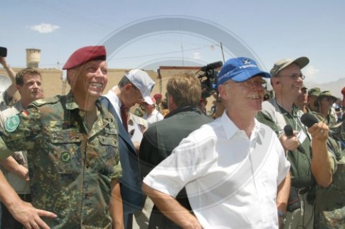 Bundesverteidigungsminister Dr. Peter Struck besucht die ISAF
