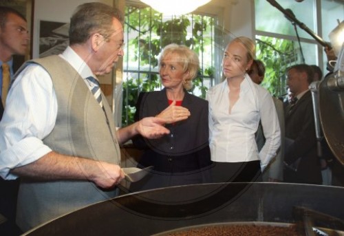 Karin Stoiber besucht Kaffeeroesterei