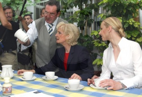Karin Stoiber besucht Kaffeeroesterei
