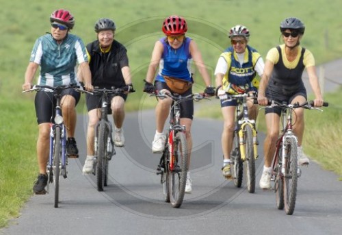 Rentnerinnen auf einer Fahrradtour in Remscheid