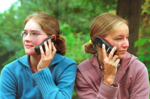 Maedchen telefonieren mit Handys