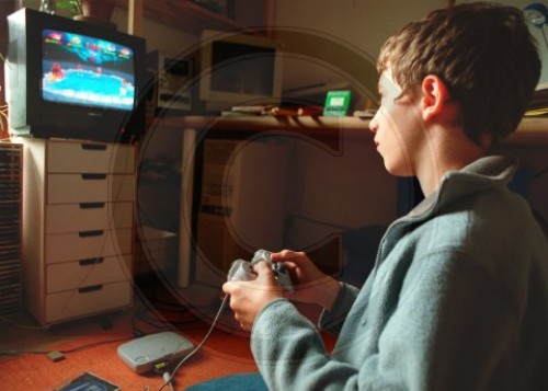 Jugendlicher vor der Playstation