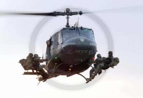Soldaten seilen sich aus einem Transporthubschrauber UH-1D ab