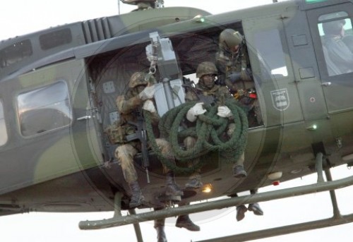 Soldaten seilen sich aus einem Transporthubschrauber UH-1D ab