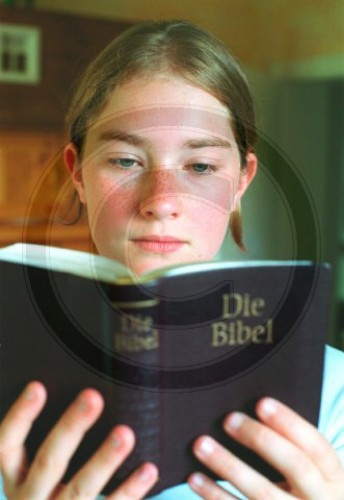 Jugendliche liest in der Bibel