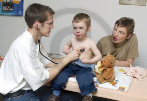 Frau mit Kind beim Hausarzt