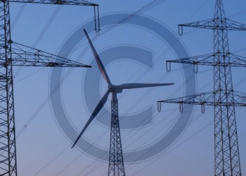 Windkraftrad und Strompfeiler