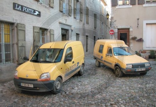 Zwei Autos der franzoesischen Post la posale