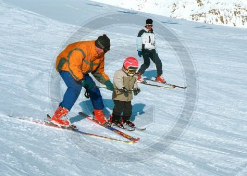 Vater und Sohn beim Skifahren