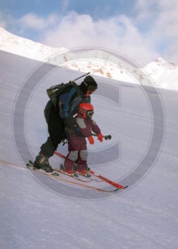 Vater und Sohn beim Skifahren