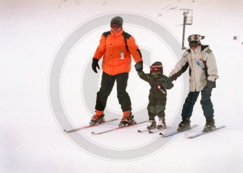 Familie beim Skifahren