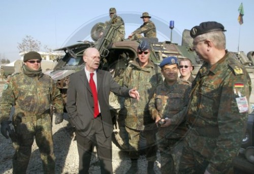 Bundesverteidigungsminister Dr. Peter Struck, SPD, in Kabul
