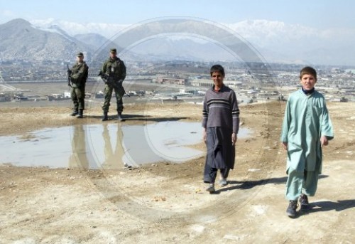 Zwei Deutsche Soldaten der ISAF Schutztruppe vor dem Panorama vom Kabul