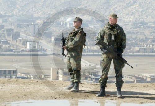 Zwei Deutsche Soldaten der ISAF Schutztruppe vor dem Panorama vom Kabul