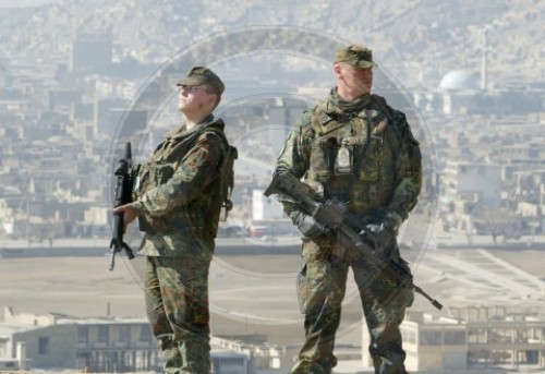 Zwei Deutsche Soldaten der ISAF Schutztruppe vor dem Panorama vom Kabul