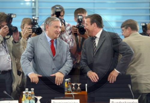 Bundeskanzler Gerhard Schroeder und PM Raffarin