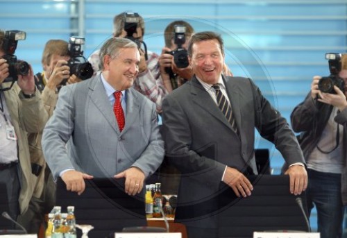 Bundeskanzler Gerhard Schroeder und PM Raffarin