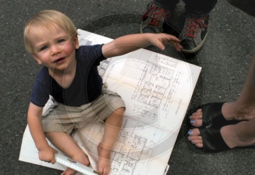 Kleinkind auf einem Bauplan