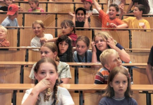 Kinder im Hoersaal der Bonner Universitaet bei einer Kindervorlesung