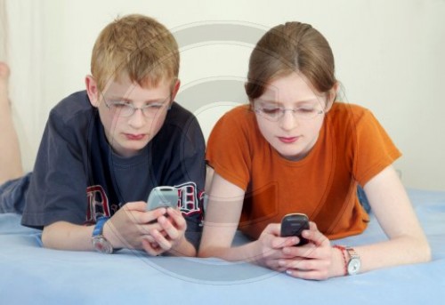 Jugendliche mit Handy