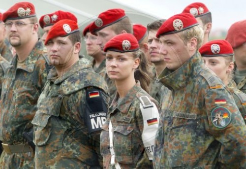 Eine Soldatin zusammen mit Soldaten angetreten
