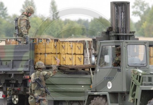 Soldaten der Bundeswehr beim Umschlagen von Guetern