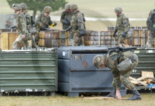 Soldaten der Bundeswehr beim Umschlagen von Guetern