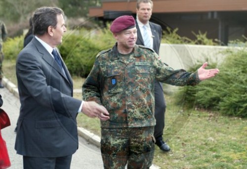 BK Schroeder besucht das KSK der Bundeswehr