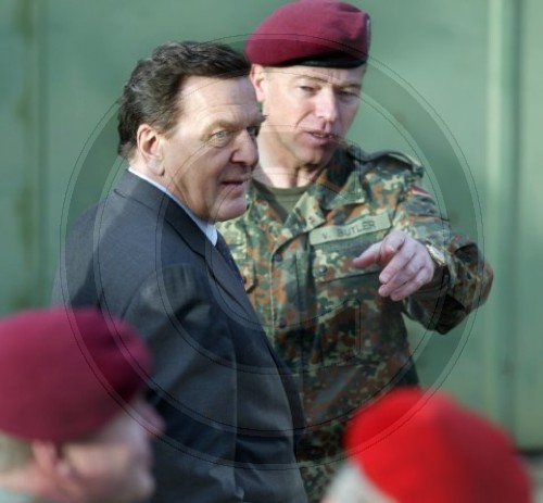 BK Schroeder besucht das KSK der Bundeswehr