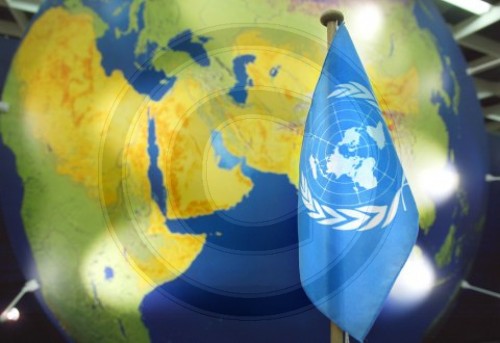 UN - Flagge vor einer Weltkarte