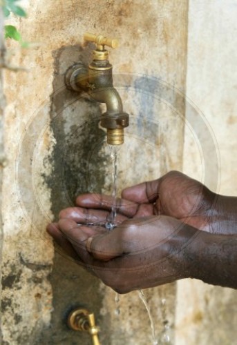 Haende unter unter einem Wasserhahn