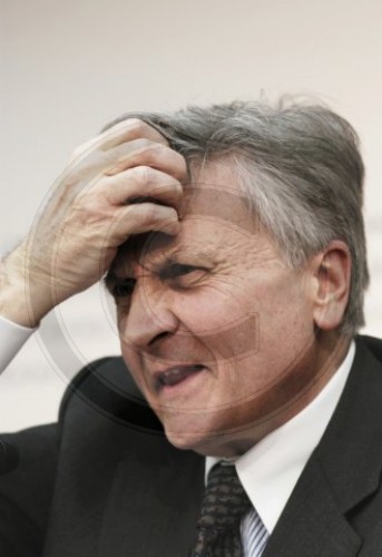 Trichet  fasst sich an den Kopf