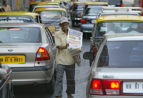 Mann verkauft Zeitungen an Autofahrer
