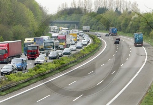 Stau auf der Autobahn A 1 bei Burscheid