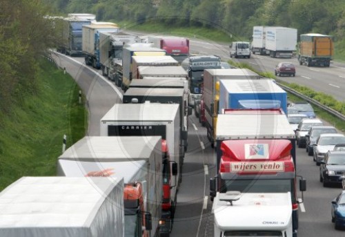 Stau auf der Autobahn A 1 bei Burscheid