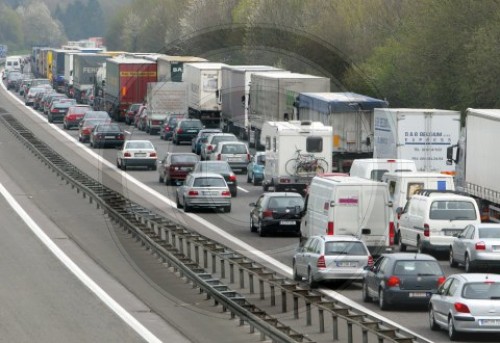 Stau auf der Autobahn A 1 bei Burscheid